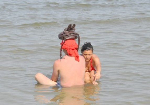 Metodă inedită: uite cum se fereşte un cuplu de hoţii de pe plajă!